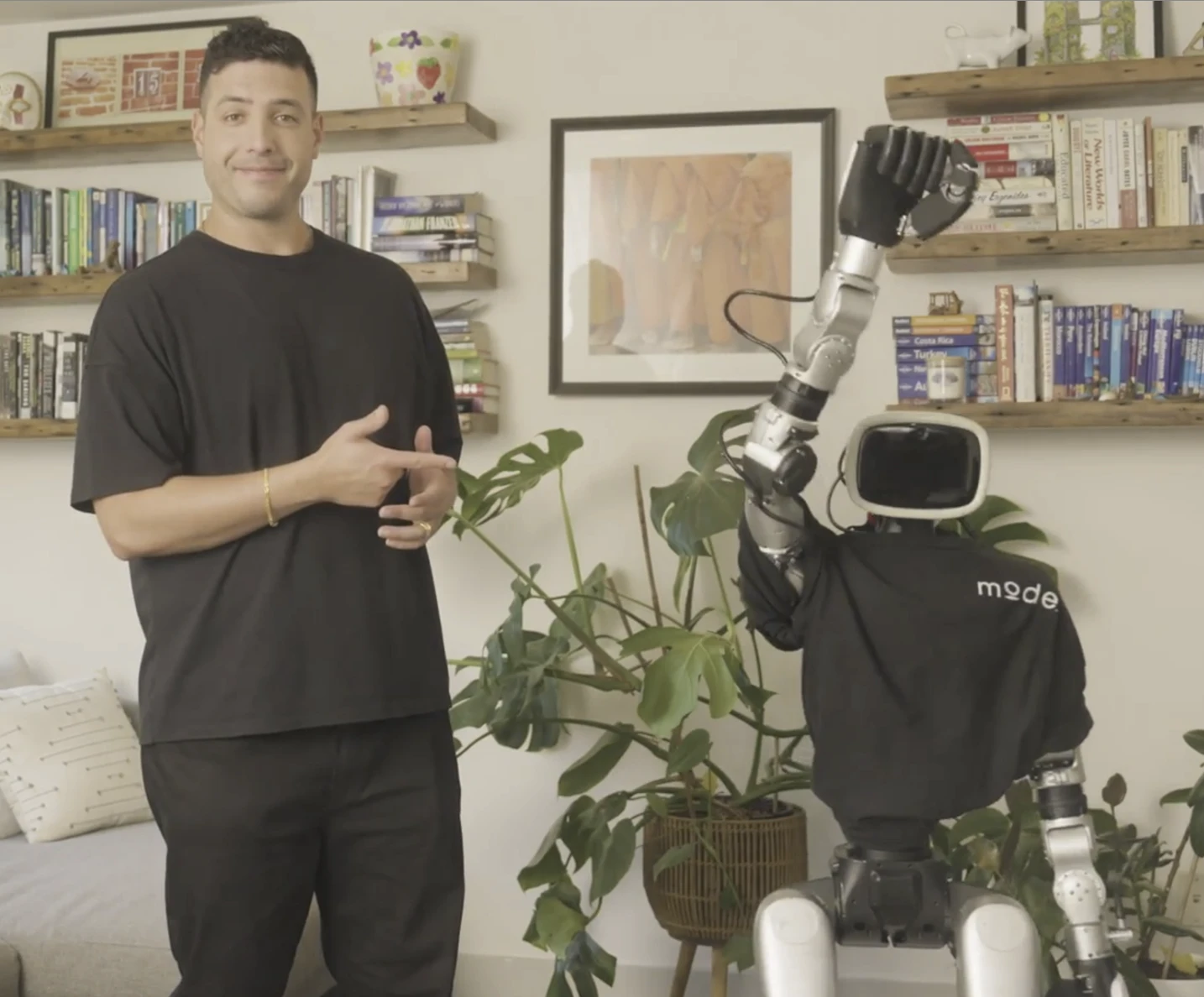 Dan Novaes, CEO de Mode, junto a un robot con una camiseta de Mode